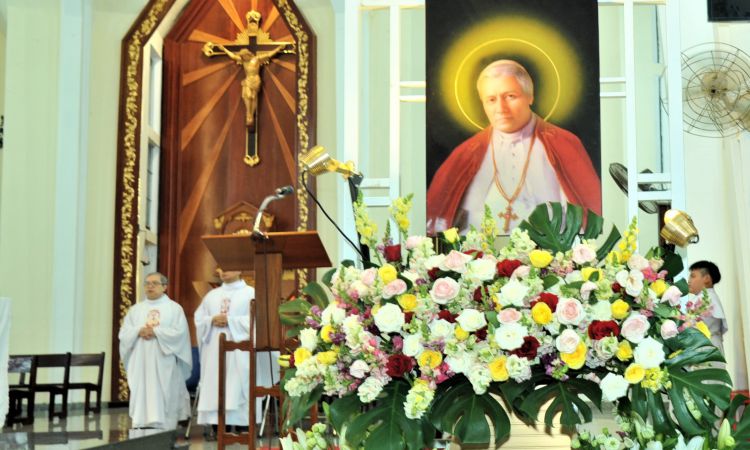 Thừa tác viên trao Mình Thánh Chúa Gx Đức Mẹ Hằng Cứu Giúp lần đầu Mừng lễ Thánh Bổn Mạng Piô X