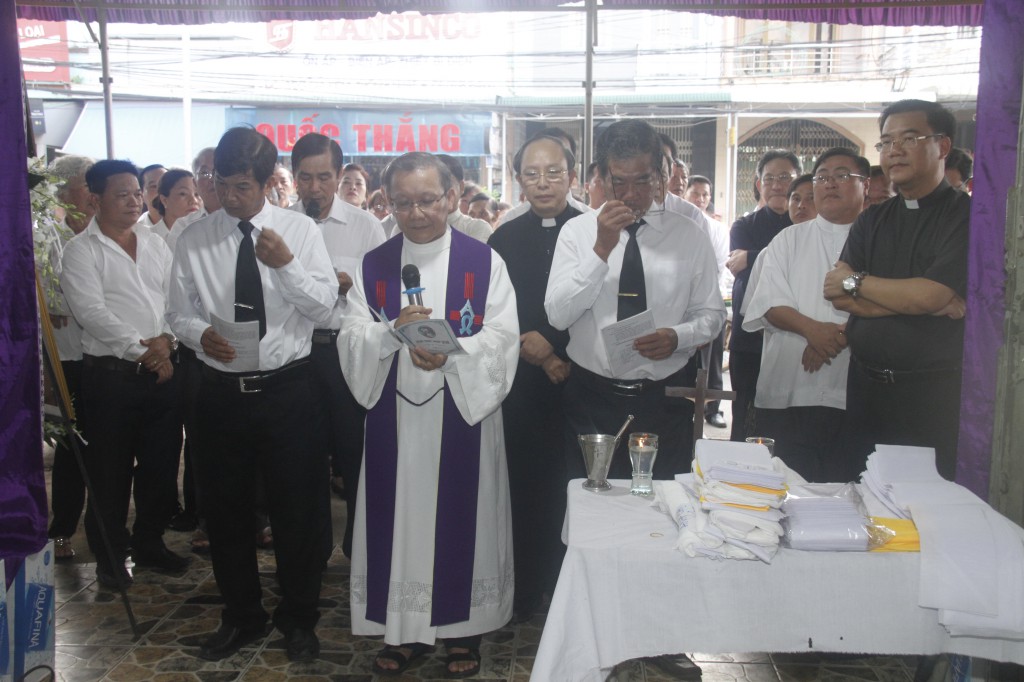 Gx. Đức Mẹ Hằng Cứu Giúp Sài Gòn tham dự nghi thức nhập quan và kính viếng Bà Cố Maria