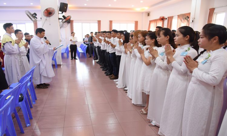 Thánh lễ lãnh nhận các Bí Tích khai tâm Kitô Giáo của các anh chị Tân tòng – Chúa Nhật 05/01/2020