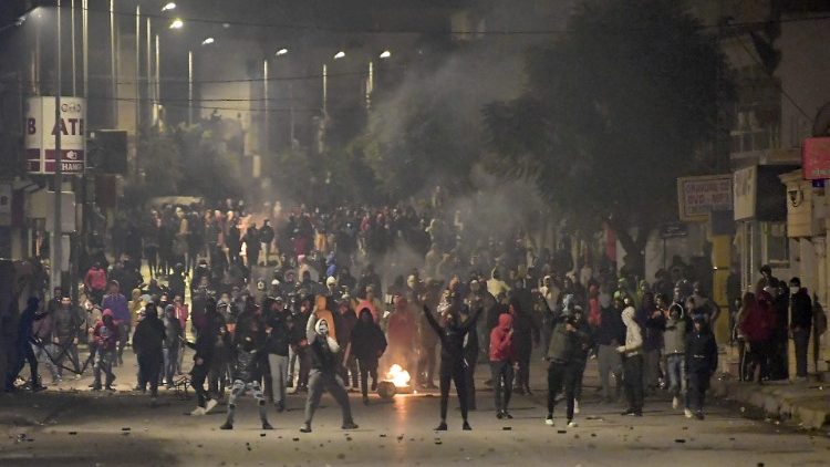 Đức cha Antoniazzi: người dân Tunisia đói khát, giới trẻ thất vọng