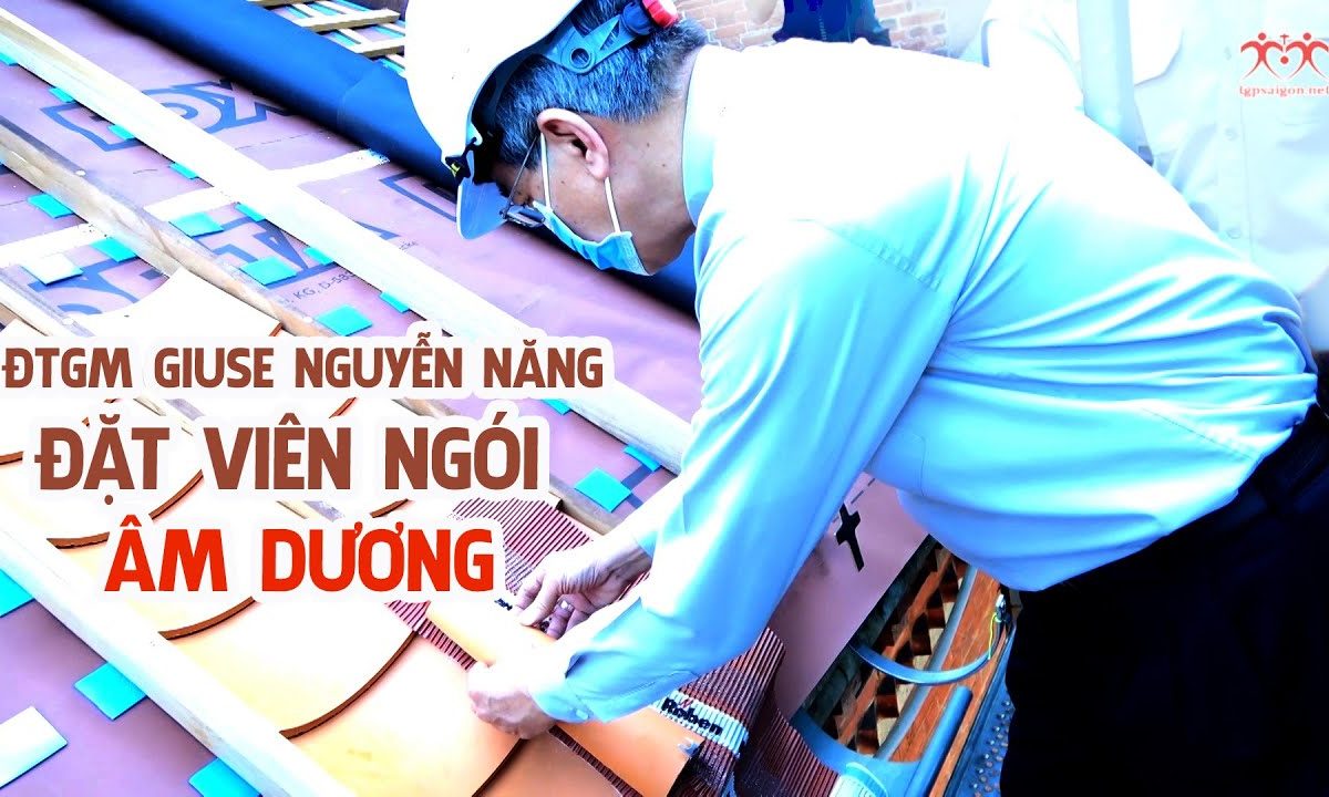 ĐTGM Giuse Nguyễn Năng đặt viên ngói ÂM DƯƠNG đầu tiên trên mái vòm C1 Nhà thờ Đức Bà Sài Gòn