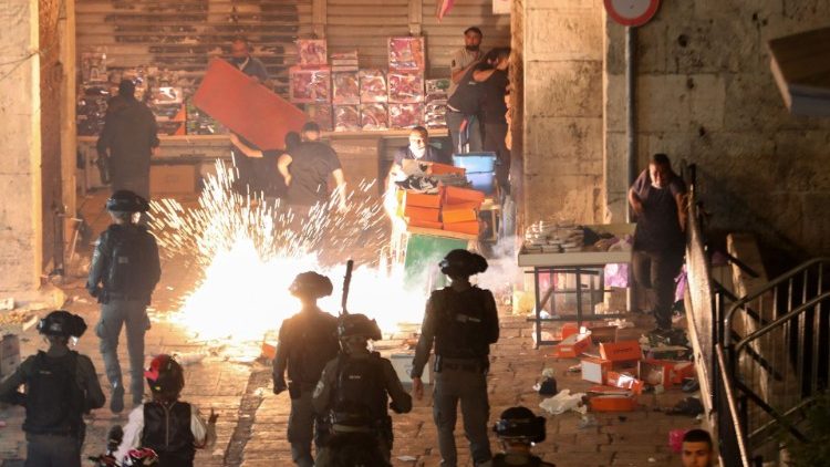 Hàng trăm người Palestine và cảnh sát Israel bị thương trong các cuộc đụng độ ở Giêrusalem
