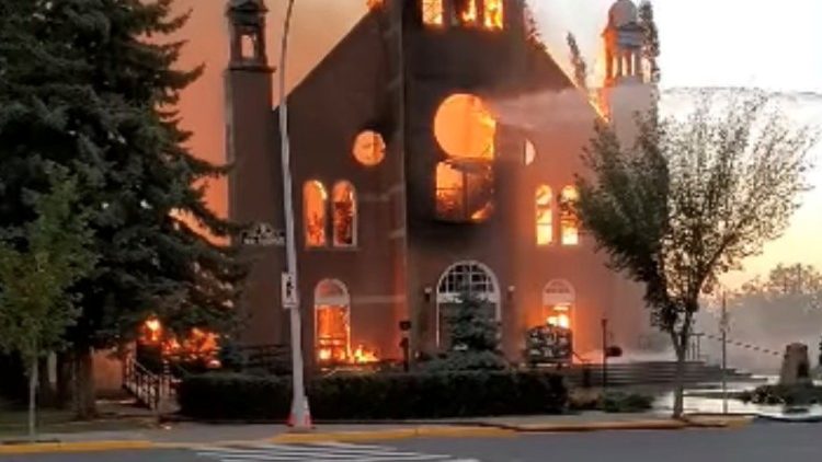 Ít nhất 10 nhà thờ ở Canada đã bị đốt sau khi hài cốt các trẻ em bản địa được tìm thấy