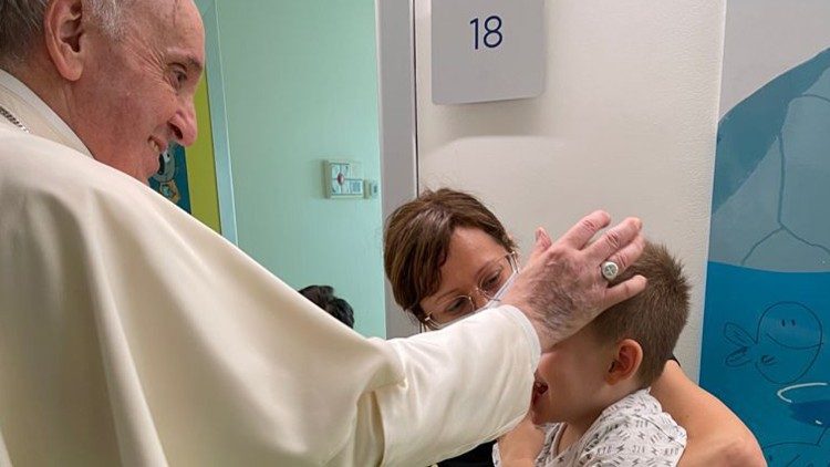 ĐTC thăm các trẻ em tại khoa ung thư nhi của bệnh viện Gemelli